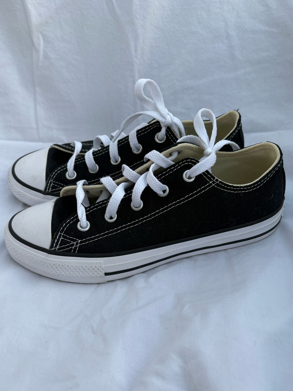 Converse All Star Kids Classic Low-Top Black and White Kids Sneakers. Size 2
